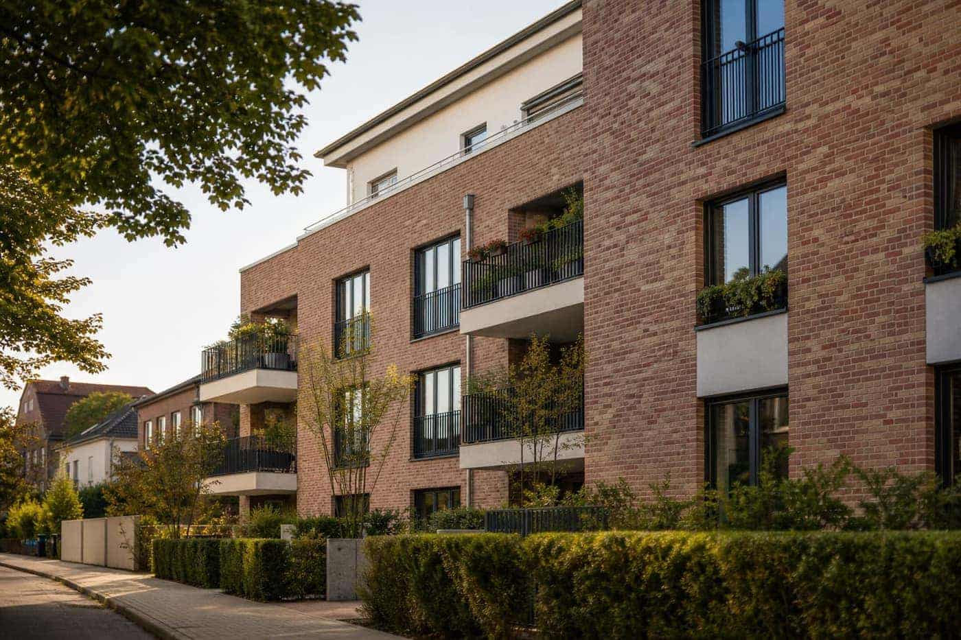 Mehrfamilienhaus in Deutschland bei warmem Tageslicht – typisches Wohngebäude für den Verbrauchsausweis