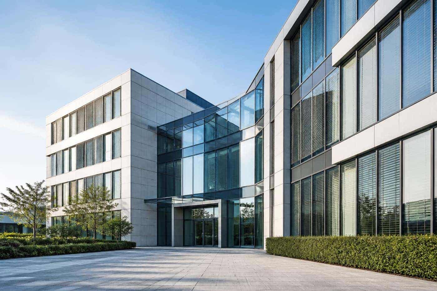 Modernes Büro- und Gewerbegebäude in Deutschland – Nichtwohngebäude für den Verbrauchsausweis